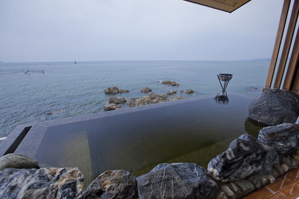 天海の湯　露天風呂は海と一体化