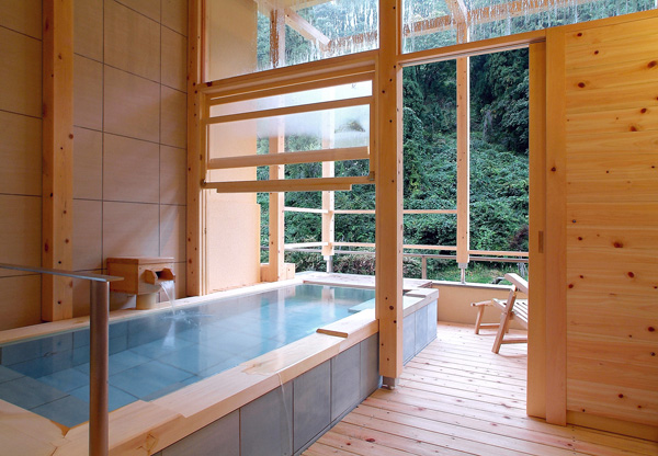 木の邸宅：桧内湯と露天風呂